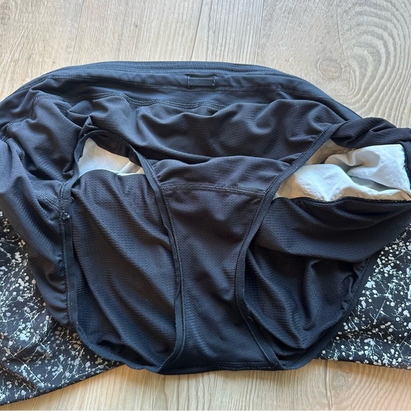 Lululemon *Rare* Find Your Pace Short 3" *Lined
Crinkle Dust Reflective size 10 - Picture 9 of 9